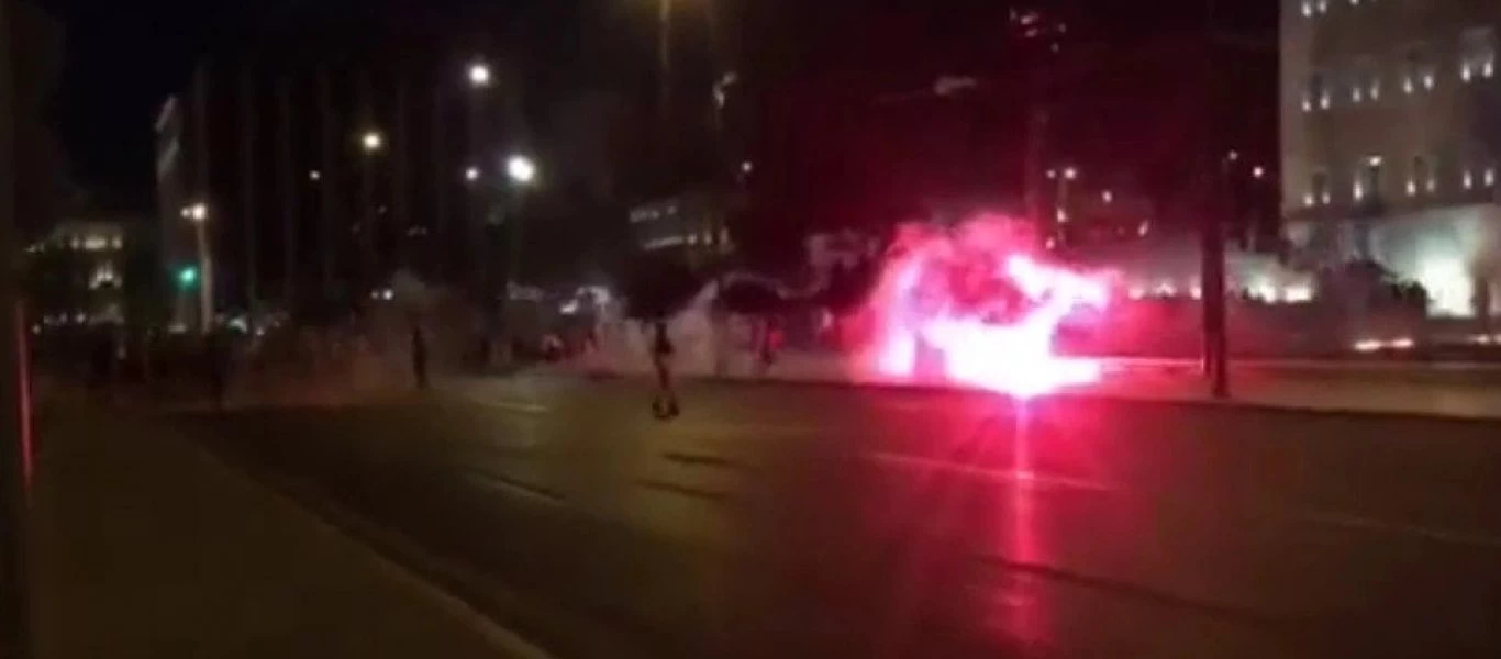  Σύνταγμα: Μολότοφ από αγνώστους στην συγκέντρωση κατά του αναγκαστικού εμβολιασμού